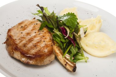 salata ve patates ile ızgara domuz