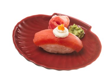 Beyaz arka planda somon suşisi