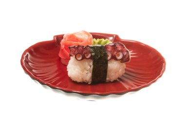 Japon suşi ile beyaz bir arka plan üzerinde et ahtapot