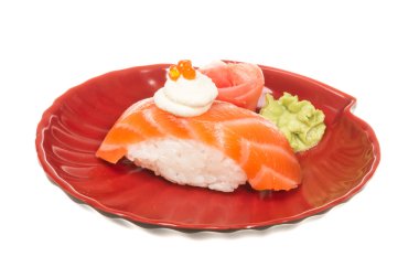 Beyaz arka planda somon suşisi