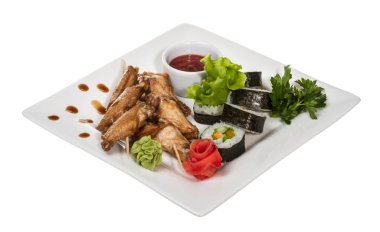 Buffalo wings suşi ile plaka üzerinde tavuk
