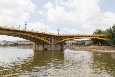 Budapeşte'de yakın zamanda yenilenen margit Köprüsü manzaralı görünüm.