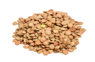 Beyaz arkaplanda izole edilmiş mercimek