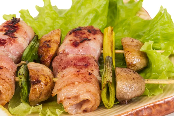 Spek gewikkeld gegrilde Sint-jakobsschelpen met champignons en spek — Stockfoto