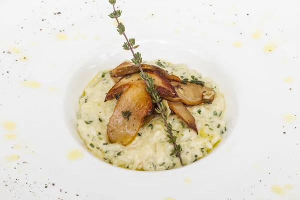 Lezzetli risotto yemek otlar ve mantarlı whit üzerinde fotoğraf — Stok fotoğraf