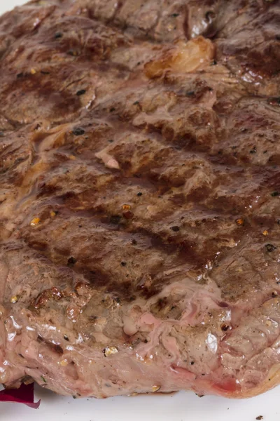 白い背景で隔離の牛肉のグリル ステーキ — ストック写真