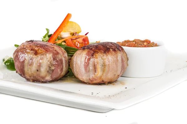 Bife grelhado envolto em bacon, com legumes grelhados, purê — Fotografia de Stock
