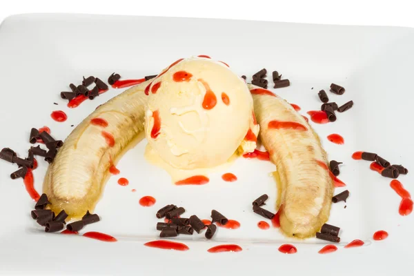 Asse banana com sorvete de baunilha e xarope de caramelo, isolado em branco com recorte — Fotografia de Stock