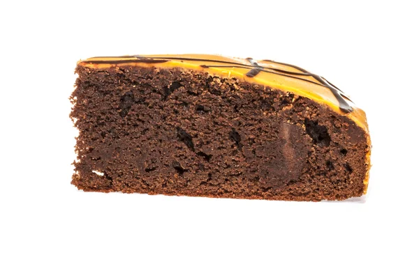 一块巧克力蛋糕与孤立在白色背景上的糖霜 — 图库照片
