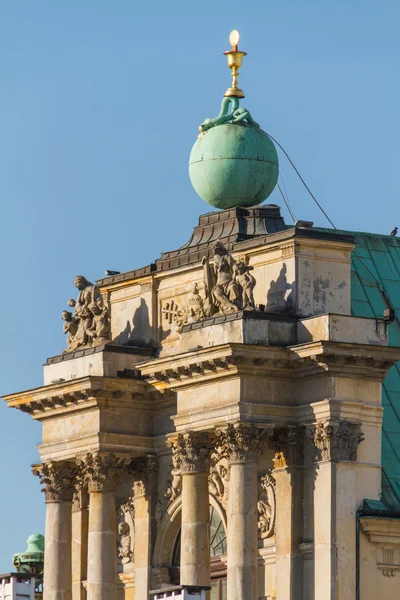 Warszawa, Polen - carmelite church på berömda krakowskie przedmies — Stockfoto