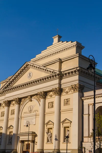 Varsovia, Polonia. Iglesia neoclásica de Santa Ana en el barrio antiguo —  Fotos de Stock