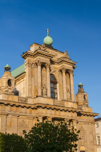 Varsovia, Polonia - Iglesia carmelita en el famoso Krakowskie Przedmies — Foto de Stock