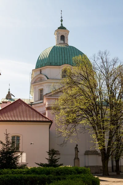 Igreja de São Kazimierz na Praça da Cidade Nova em Varsóvia, Polônia — Fotografia de Stock