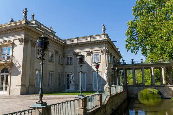 The Lazienki palace in Lazienki Park, Warsaw. Lazienki Krolewski — Stock Photo, Image