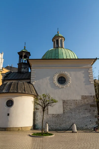 Церковь Святого Иакова на главной площади в Кракове, Польша — стоковое фото