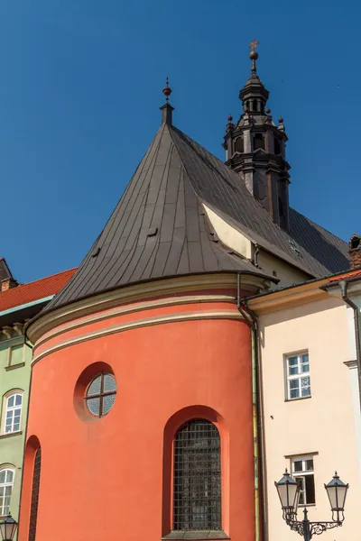 Здания на маленькой площади в старом городе Кракова — стоковое фото