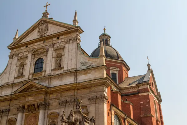 Chiesa dei Santi Pietro e Paolo nel centro storico di Krak — Foto Stock