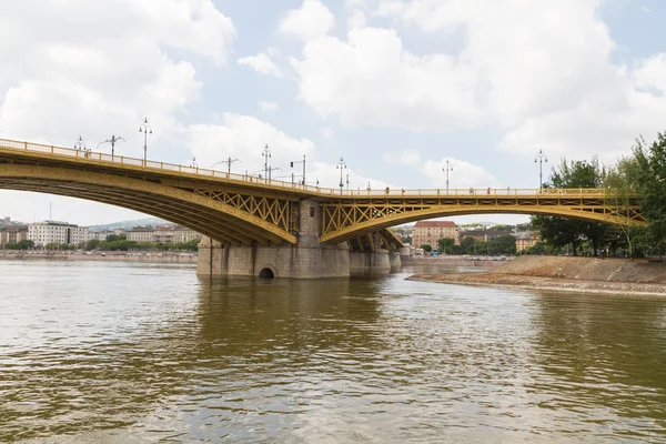 Rozhledny nedávno obnovené margit mostu v Budapešti. — Stock fotografie