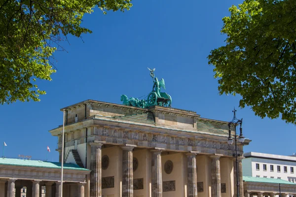 O Brandenburger Tor (Portão de Brandemburgo) é a antiga porta de entrada — Fotografia de Stock