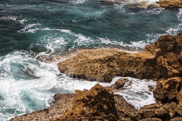 As ondas lutando sobre a costa rochosa deserta do oceano Atlântico , — Fotografia de Stock