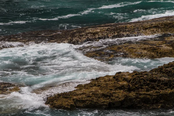 Волны, воюющие о пустынном скалистом побережье Атлантического океана , — стоковое фото