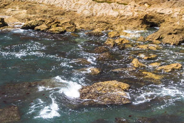 波について捨てられた岩が多い海岸の大西洋の戦い, — ストック写真