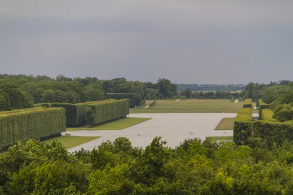 Słynny pałac Wersalu pod Paryżem, Francja z pięknym garde — Zdjęcie stockowe