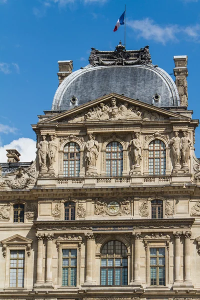PARIS - JUNY 7: Gedung Louvre pada 7 Juni 2012 di Museum Louvre — Stok Foto