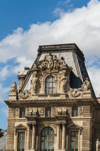 PARIS - 7 JUIN : Bâtiment du Louvre le 7 juin 2012 au Musée du Louvre — Photo