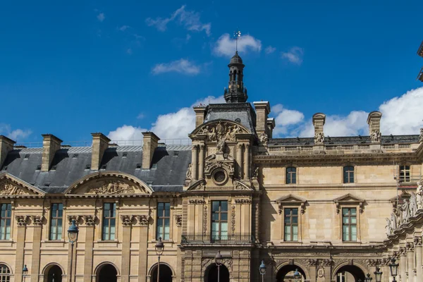 PARIGI - 7 GIUGNO: edificio del Louvre il 7 giugno 2012 al Museo del Louvre — Foto Stock