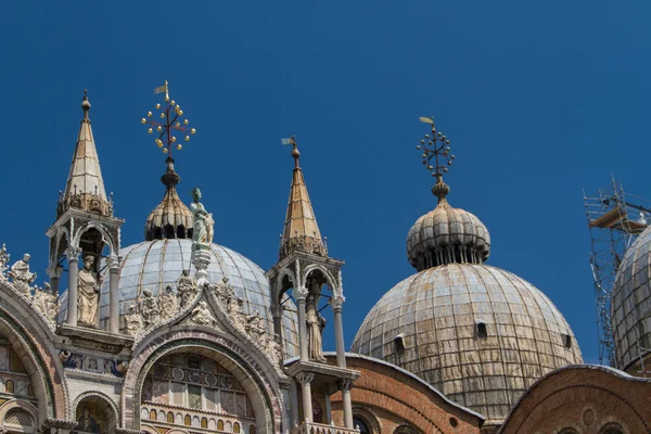 Heiliger kennzeichnet Basilika, Kathedrale, Kirchenstatuen Mosaiken Details — Stockfoto