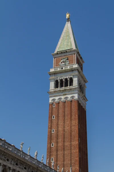 St mark 's campanile - campanile di san marco auf italienisch, der Glockenturm — Stockfoto