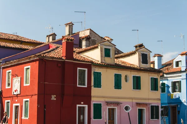 Raden av färgglada hus i burano gatan, Italien. — Stockfoto