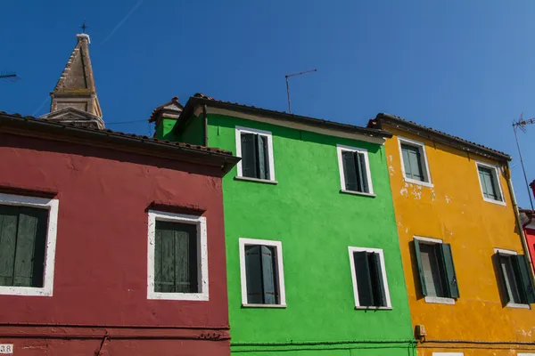 Řada barevných domků v burano ulice, Itálie. — Stock fotografie