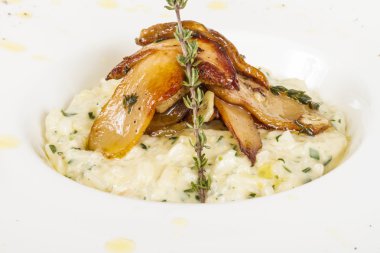 lezzetli risotto yemek otlar ve mantarlı whit üzerinde fotoğraf