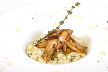 lezzetli risotto yemek otlar ve mantarlı whit üzerinde fotoğraf