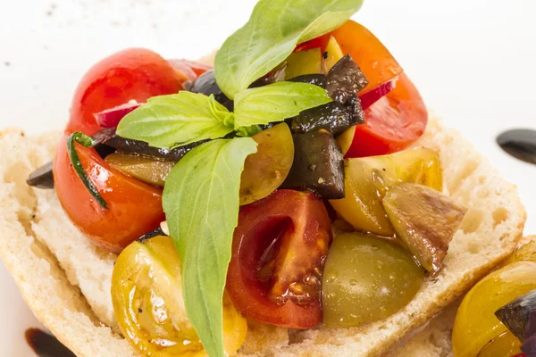Saftige Tomaten auf frischem Brot, Pesto als Belag — Stockfoto