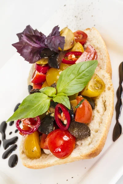 Saftige Tomaten auf frischem Brot, Pesto als Belag — Stockfoto
