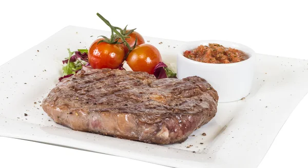 Beyaz bir arka plan üzerinde izole ızgara sığır eti biftek — Stok fotoğraf