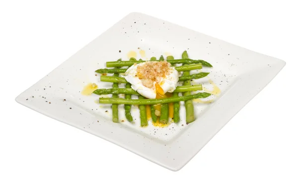 Verse salade met asperges, eieren en broodkapjes — Stockfoto