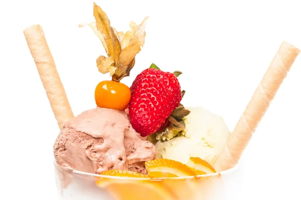 Joghurt és egy tál csokoládé fagylalt közelről — Stock Fotó