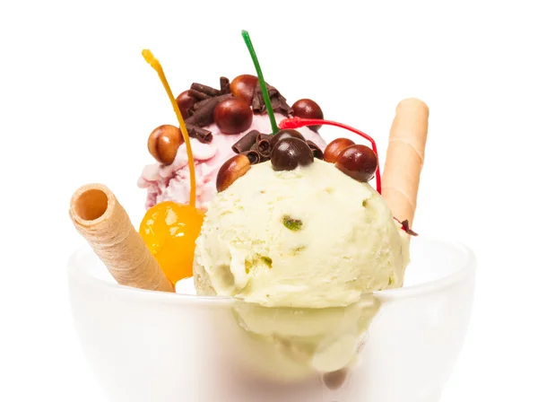 Yoghurt och choklad glass i en skål på nära håll — Stockfoto