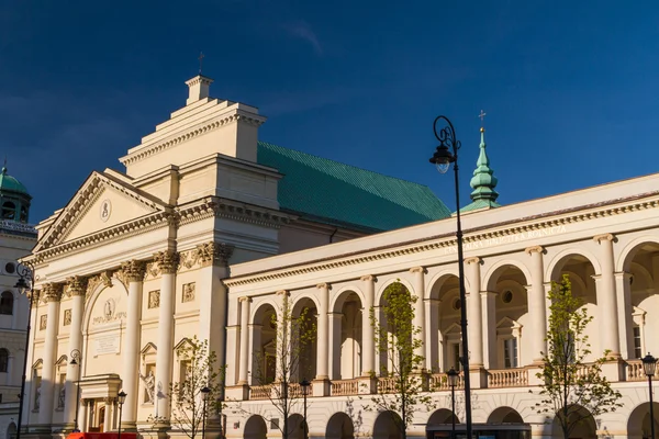 Varšava, Polsko. Saint anne kostel ve starém městě quart — Stock fotografie