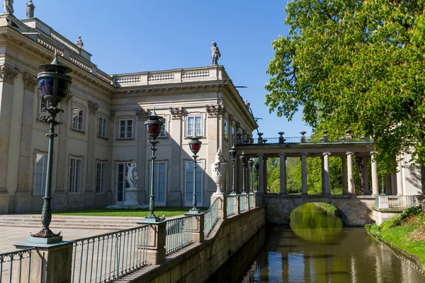 The Lazienki palace in Lazienki Park, Warsaw. Lazienki Krolewski — Stock Photo, Image