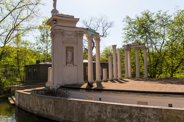 Lazienki Park com inspiração romana teatro e palácio no Wate — Fotografia de Stock