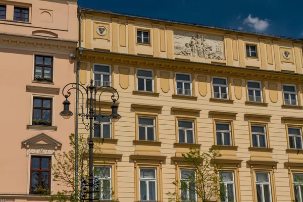 Hermosa fachada del casco antiguo en Cracovia, Polonia —  Fotos de Stock