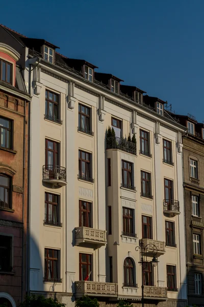 Belle façade de la vieille maison de ville à Cracovie, Pologne — Photo