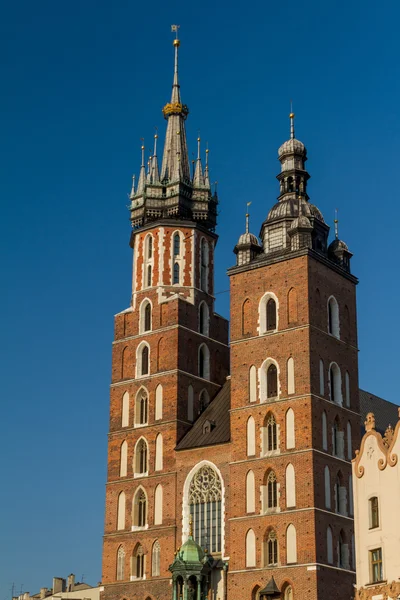 Bazyliki Mariackiej (Kościół Mariacki) - słynny Cegła gotycka chur — Zdjęcie stockowe