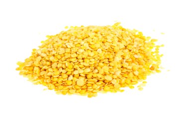Beyaz arka plan üzerinde izole sarı mercimek. makro çekim