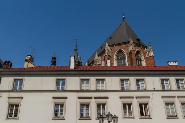 Edificios en una pequeña plaza en el casco antiguo de Cracovia —  Fotos de Stock
